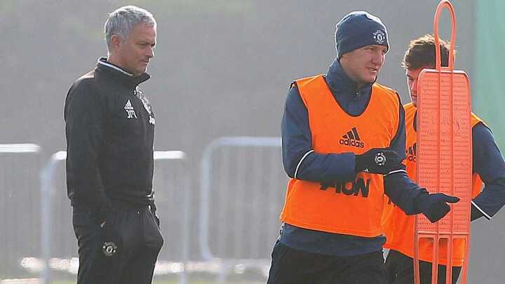 Mourinho hết phép, cầu cứu Schweinsteiger, Mkhitaryan