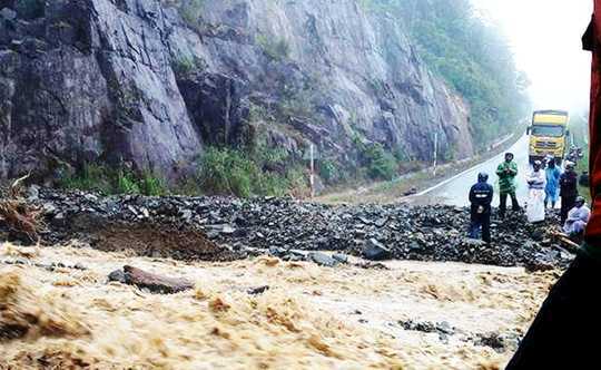 Sạt lở nghiêm trọng, đường Đà Lạt - Nha Trang tê liệt