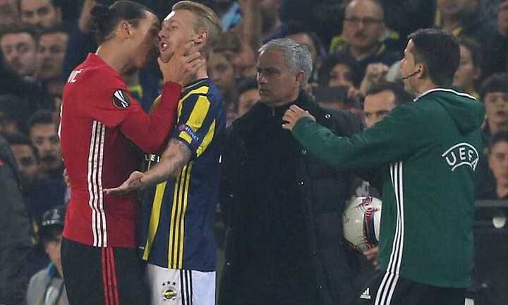 Ibrahimovic hùng hổ bóp cổ đối phương