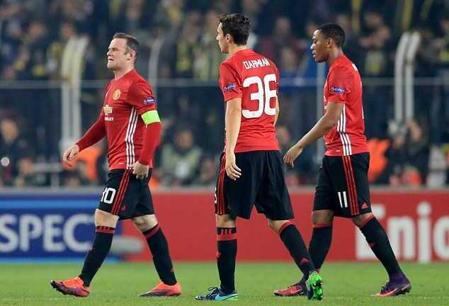 Vượt Ibra, Darmian: Mkhitaryan tệ hại nhất đội hình Man Utd