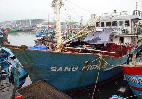 Áp thấp đổ bộ, tàu cá vỏ sắt của ngư dân bị lật nghiêng giữa biển
