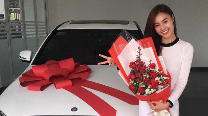 Ninh Dương Lan Ngọc khoe xe hơi gần 2 tỷ mới tậu