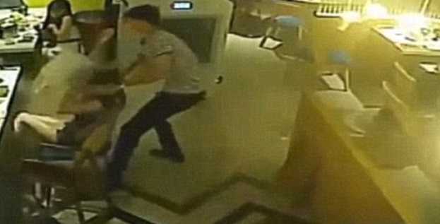 Video: Nhân viên đổ nước sôi, đánh nữ khách hàng xinh đẹp nhận trừng trị thích đáng