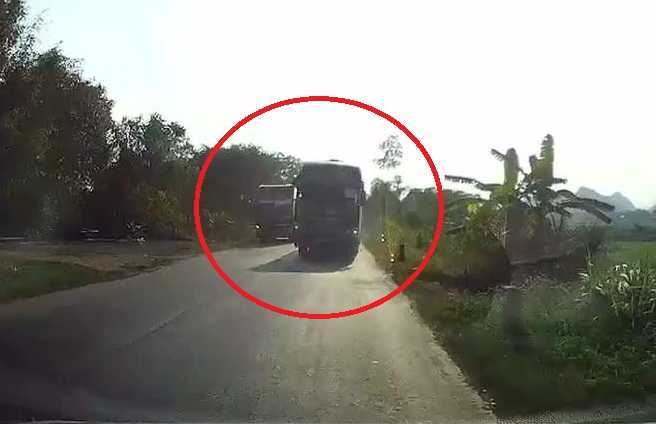 Xe khách vượt ẩu giành khách suýt đối đầu ô tô con