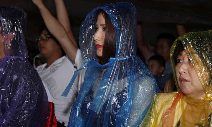 Liveshow Việt Hương: Diễm My 9x – Hứa Vĩ Văn đội mưa xem đến phút cuối