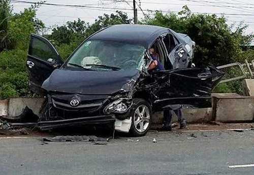 Xe con bị xe tải hất văng lên dải phân cách, hai vợ chồng thoát chết kỳ diệu