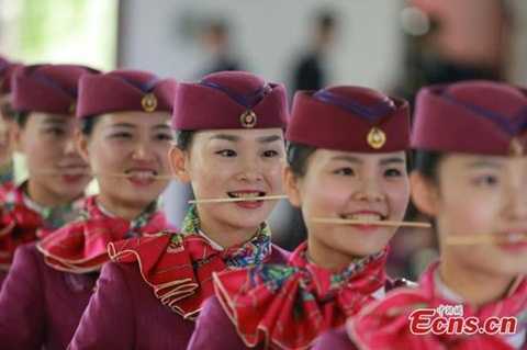 Học làm tiếp viên tàu cao tốc, phải học ngậm đũa cười duyên