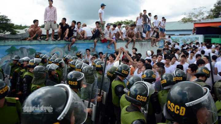 Cảnh sát dùng hơi cay trấn áp hàng trăm học viên đập phá trại cai nghiện