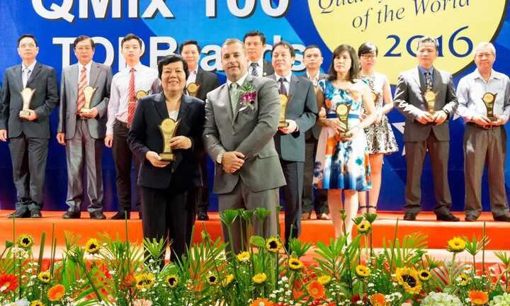 Công ty Nam Phương V.N vinh dự nhận giải thưởng Top Brands 2016 và giải thưởng QMix 100 2016
