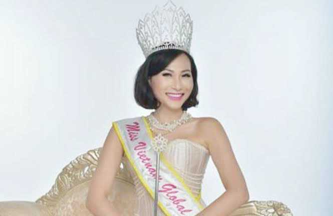 Hoa hậu Việt Nam toàn cầu tặng quà cứu trợ cho người dân Hà Tĩnh