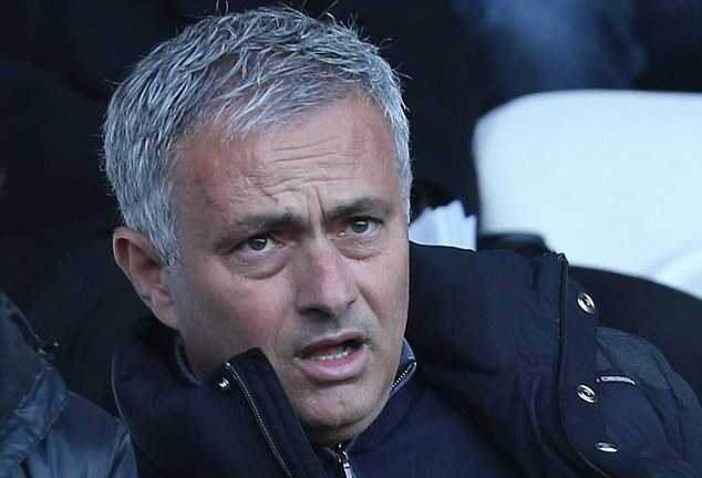 Luke Shaw và Smalling bất mãn, Mourinho nổi đóa