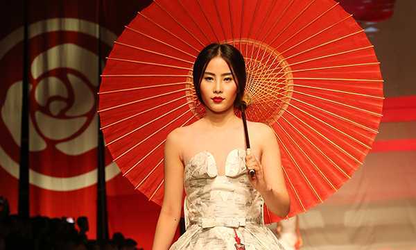 Hoa khôi Nam Em sải bước đầy kiêu hãnh trên sàn diễn thời trang