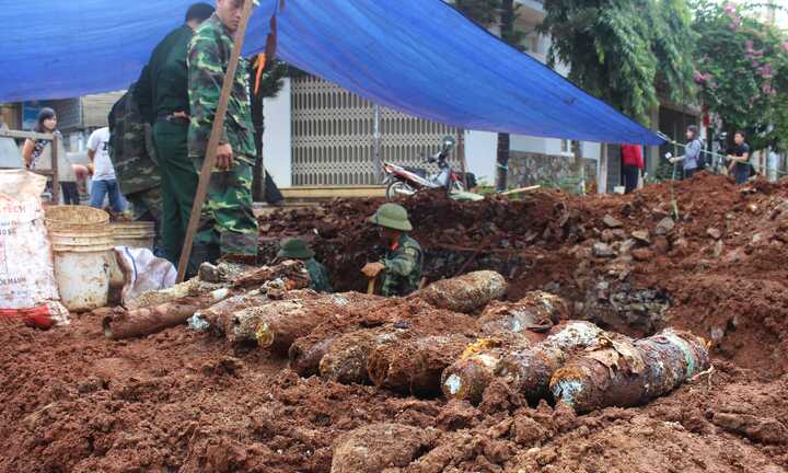 Tìm thấy kho đạn và thuốc nổ lớn trong khu dân cư