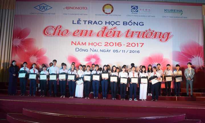 Trao tặng 200 suất học bổng cho học sinh nghèo Đồng Nai