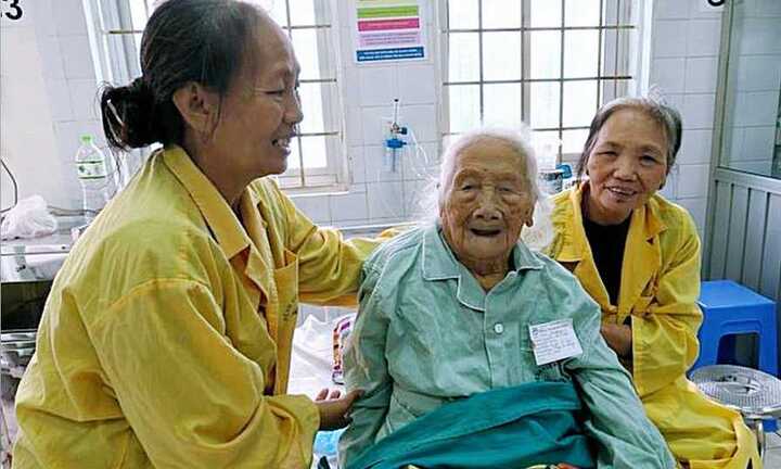 Hy hữu: Cụ bà 100 tuổi được thay khớp háng thành công