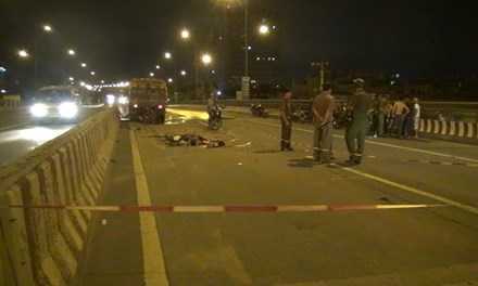 2 thanh niên tông thẳng xe quét đường chết thảm