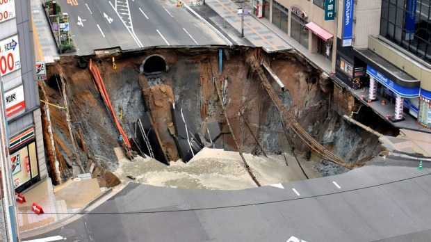 Hố 'tử thần' khổng lồ đáng sợ như cổng địa ngục 'há miệng' trên phố Nhật Bản