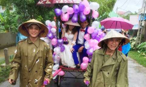 1001 kiểu rước dâu mùa lũ 