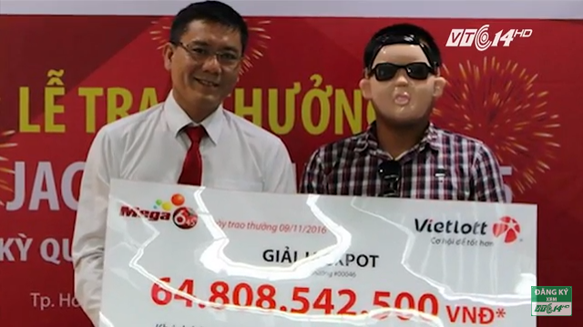 Clip: Người trúng xổ số 65 tỷ đeo mặt nạ Psy nhận giải