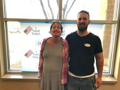 Bầu cử Tổng thống Mỹ: Sản phụ bỏ phiếu cho bà Hillary Clinton trên đường đến viện sinh con