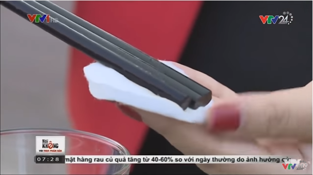 Thí nghiệm đơn giản kiểm tra xem đũa gỗ nhà bạn có bị nhuộm màu hay không