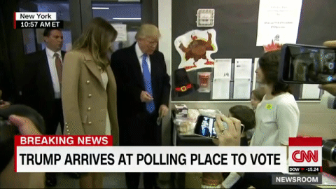 Video: Donald Trump đập tay với 2 cậu bé bán bánh mỳ ở điểm bỏ phiếu