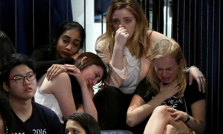 Video: Người ủng hộ Clinton khóc, rời điểm ăn mừng chiến thắng