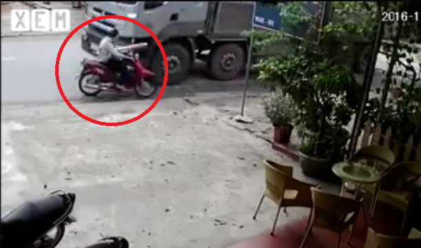 Xe tải tránh xe con, suýt tông xe máy đi ngược chiều