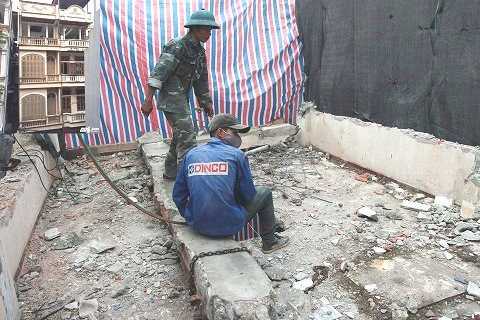 Ảnh: Đang phá dỡ 4 căn nhà nghiêng chờ sập giữa Thủ đô