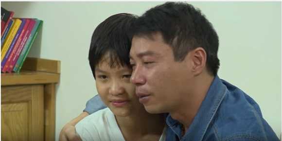 Công Lý bật khóc, ôm con gái nghẹn ngào nói lời xin lỗi