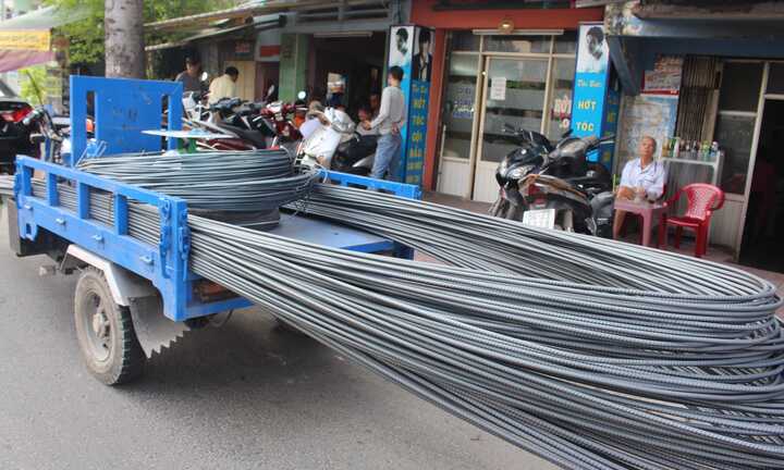 Video: 'Máy chém' xếp hàng dài, núp sau ôtô sợ CSGT xử phạt