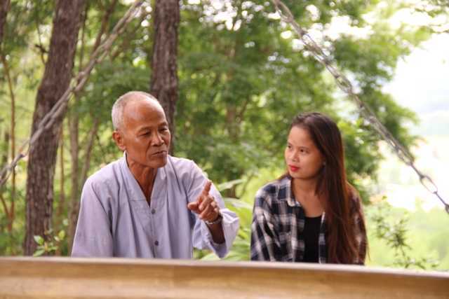 Ông lão 70 tuổi 10 năm leo đỉnh Ngũ Phong đánh chuông Hòa Bình