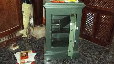 Gia chủ hốt hoảng khi thấy két sắt chứa 13.000 USD bốc hơi