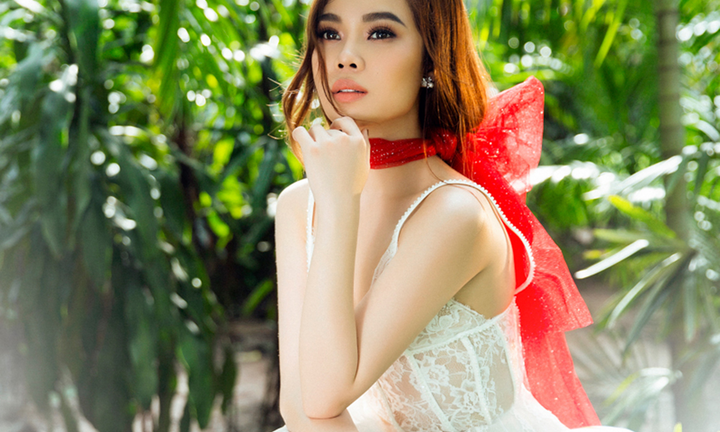 Giang Hồng Ngọc váy ren mỏng manh khoe vẻ gợi cảm