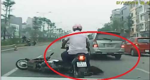 Kẻ bất lương lái xe đâm cô gái rồi bỏ chạy mạo danh là cán bộ công an