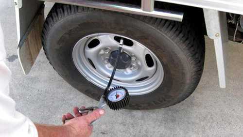 Nổ bánh xe tải làm vỡ gan người đang bơm bánh