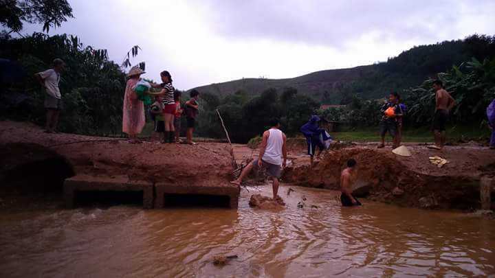 Sạt lở đất do mưa lớn, hàng trăm hộ dân Quảng Bình bị cô lập