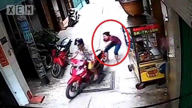 Trộm xe máy bị nữ chủ nhà 'tóm sống', phải bỏ của chạy lấy người