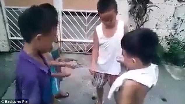Phát hoảng trước trò oẳn tù tì phiên bản bạo lực của trẻ em Thái Lan