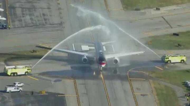 Video: Chuyên cơ của ông Donald Trump 'tắm' dưới vòi rồng trước khi tới Nhà trắng