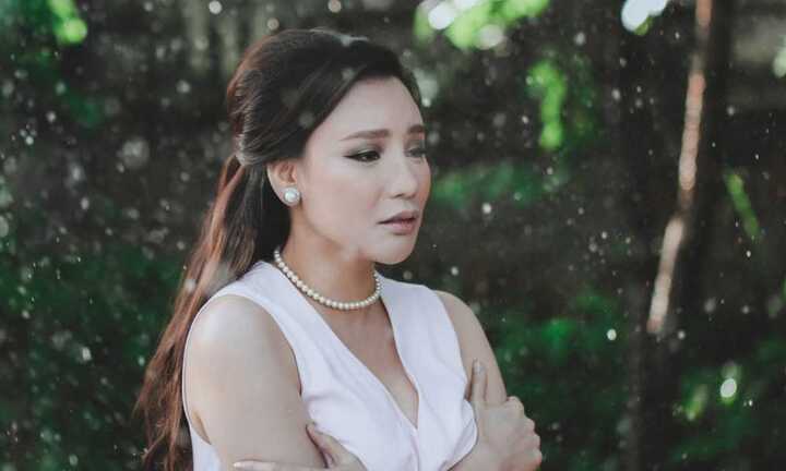 Hồ Quỳnh Hương dầm mưa, bồi hồi nhớ thương người yêu cũ