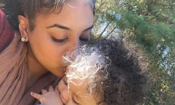 Cả gia đình sinh ra đều có vệt trắng bất thường trên tóc