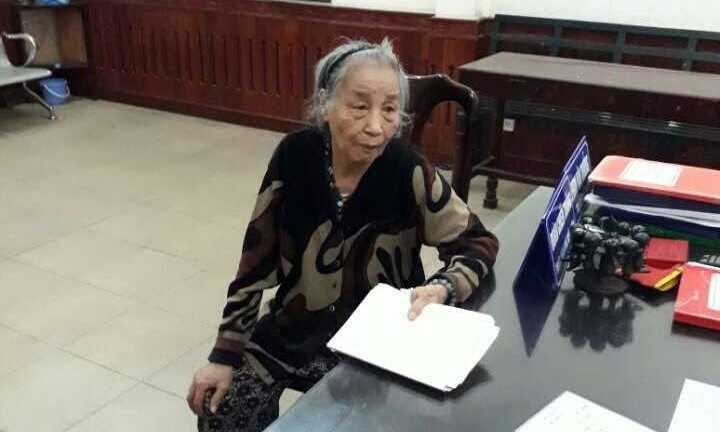 Cảnh sát giao thông Hà Nội đưa cụ bà lạc đường về nhà