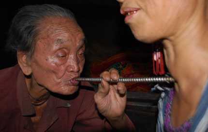 Đi tìm dị nhân 111 tuổi có chiếc ống kỳ lạ hút sạch bệnh tật