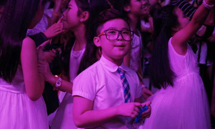 Hình ảnh đáng yêu khi ‘Noo con’ say mê hát 'Như phút ban đầu'