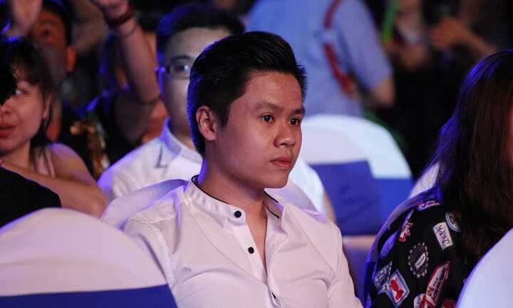 Không có mỹ nhân bên cạnh, thiếu gia Phan Thành lẻ bóng đi xem ca nhạc