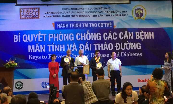 Tôn vinh những cụ già sống trên 100 tuổi