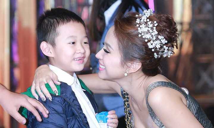 Vân Hugo chăm chút con trai ở hậu trường