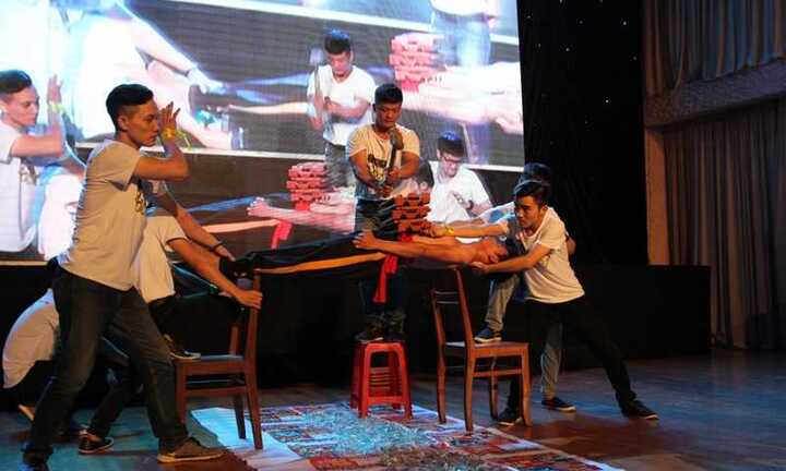 Vũ Cát Tường bất ngờ trước màn biển diễn Vovinam của sinh viên