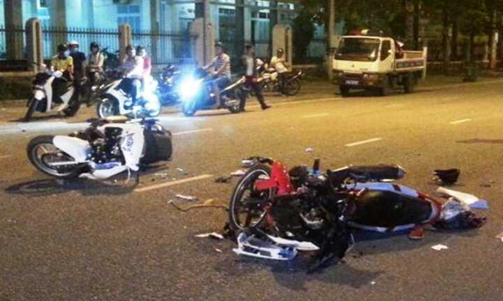 Hai xe máy chạy tốc độ cao đối đầu, 3 người nguy kịch